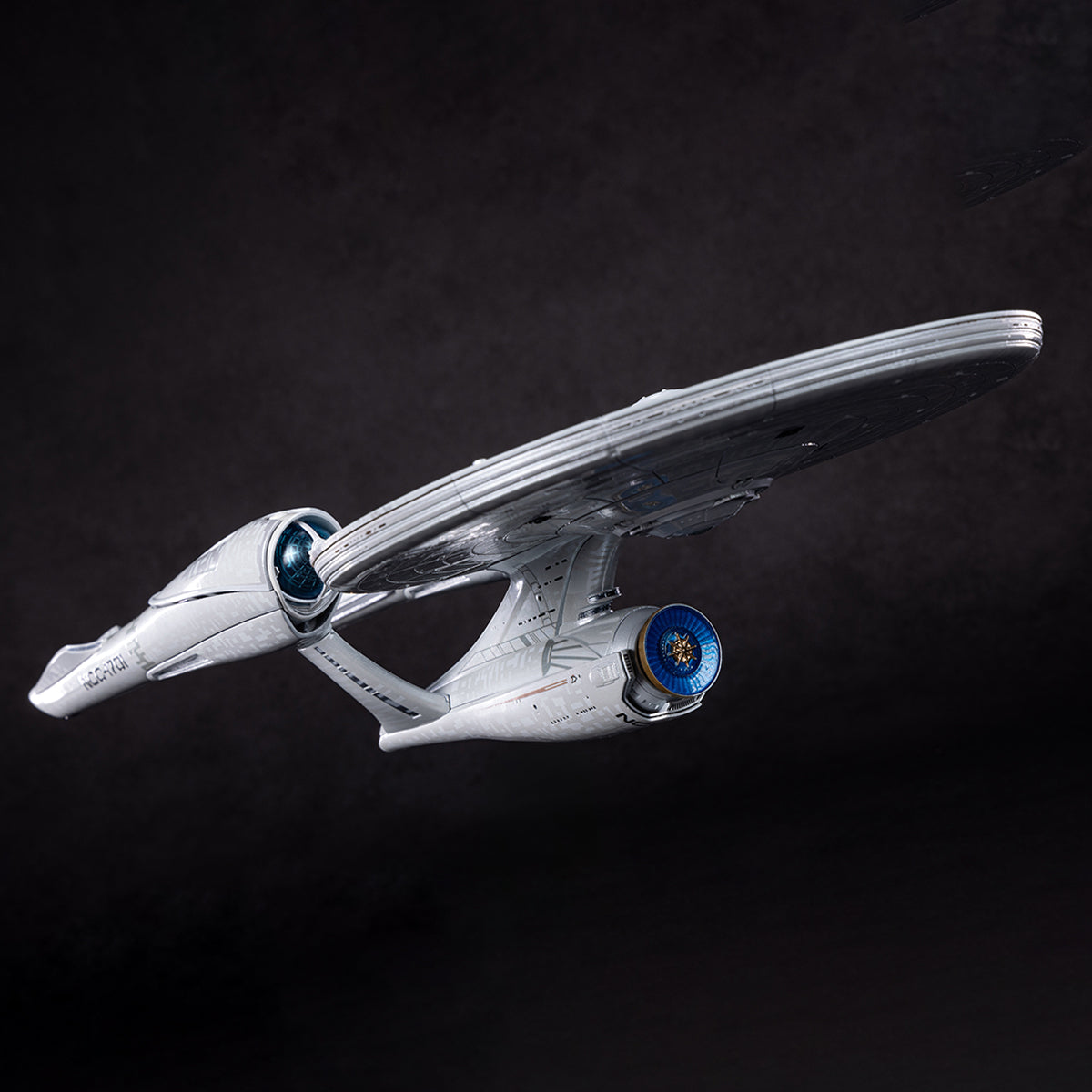 HIYA REPLICAartシリーズ スター・トレック2009 U.S.S.エンタープライズ NCC-1701 発光仕様完成品モデル 塗装済み完成品フィギュア